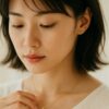 シルバー925ゴールドネックレスを身につけた日本人女性の繊細な表情