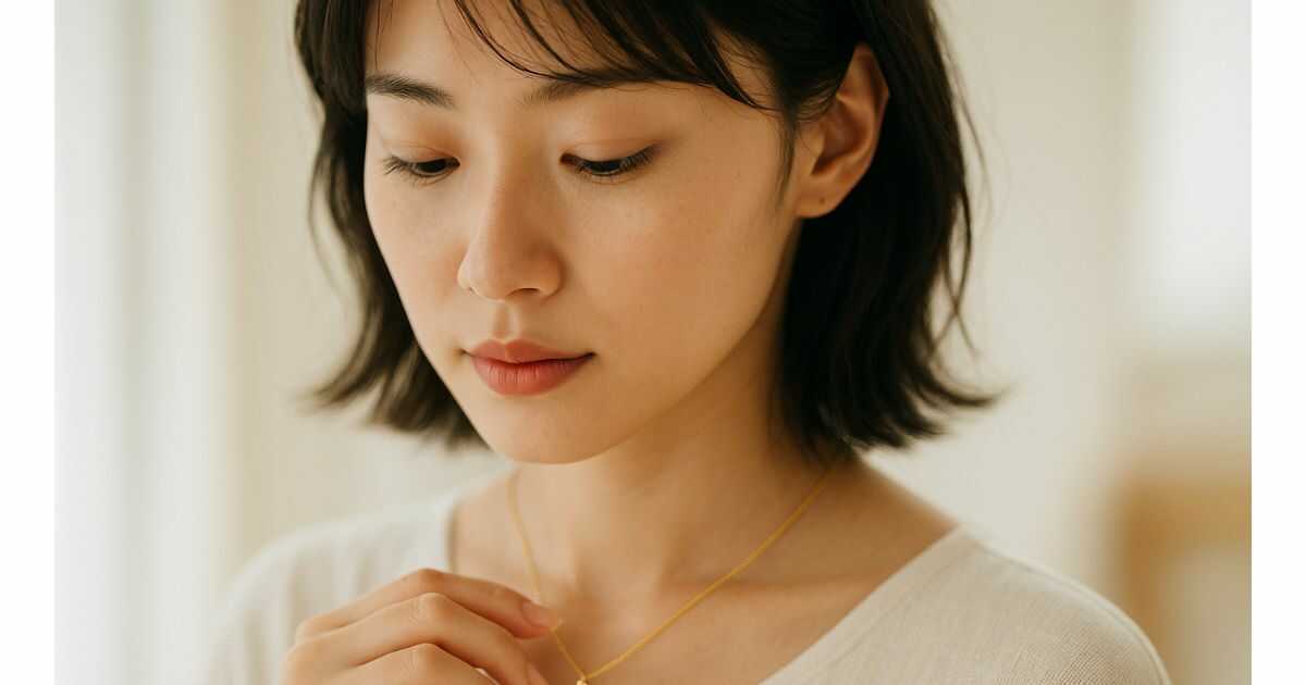シルバー925ゴールドネックレスを身につけた日本人女性の繊細な表情