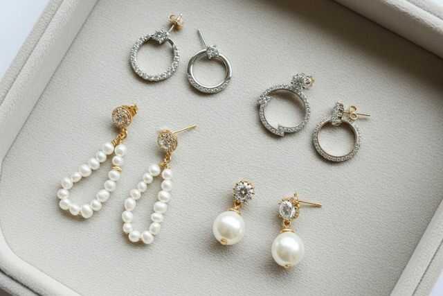 結婚式で揺れるピアスはマナー違反？OK例