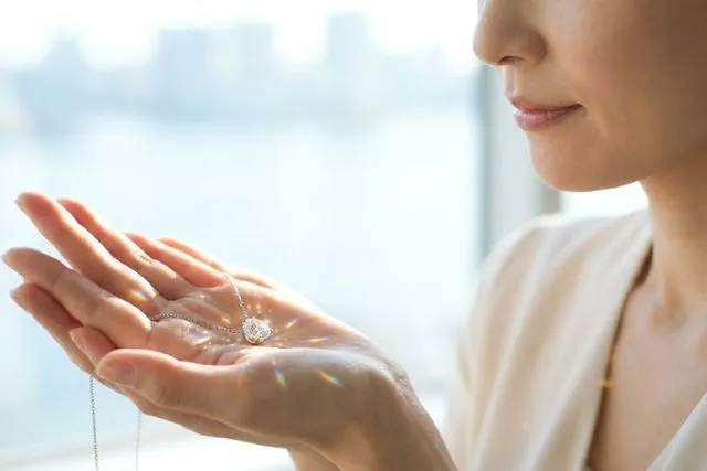 輝きを放つティファニーバイザヤードを持つ手元